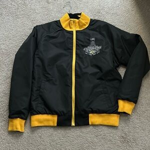 Pittsburgh Steelerss windbreaker jacket. Front zipper.  Size large.​